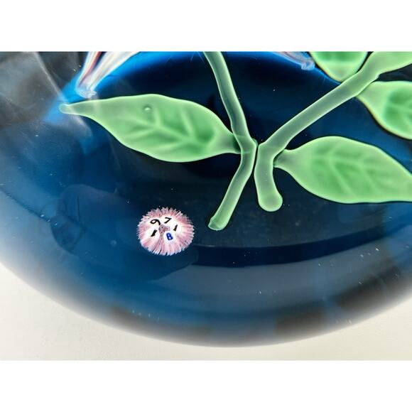 Vintage BACCARAT White & Pink Flower Blue Base Lampwork Paperweight Signed 1971 - Picture 3 of 11